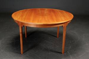 H. J. Wegner. Cirkulært spisebord `Kinabordet .