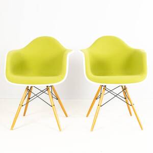 CHARLES OCH RAY EAMES, 2 st karmstolar, Eames plastic chair DAW, Vitra