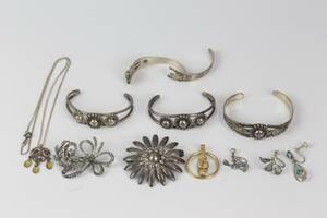 ARMRINGAR, 21 st, halskedja, hängen, 2 st, broscher, 2 st, örhängen 21 st, silver