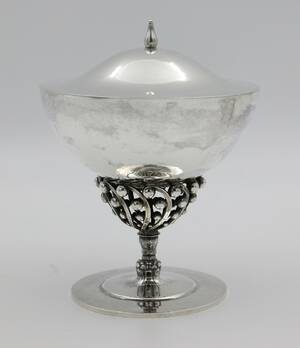 Johan Rohde for Georg Jensen. Kandisskål sukkerskål af hammerslået sterlingsølv dessin nr. 43