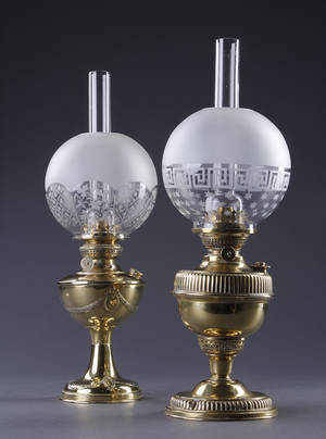 Par petroleumslamper med messingfod. Ca. 1900 2