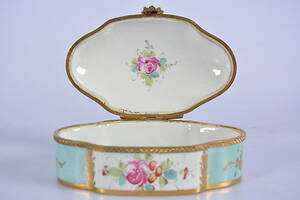 SMYCKESKRIN, gulmetallporslin, Frankrike, 1900-tal.