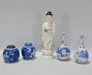 Parti orientaliskt porslin, Kina, 5 delar, figurin, vaser samt lockurnor