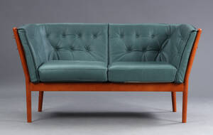 Stouby. To-pers sofa af kirsebærtræ, model Maria, grøn læder
