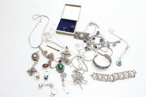 SAMLING SMYCKEN, bland annat silver, 1900-tal.