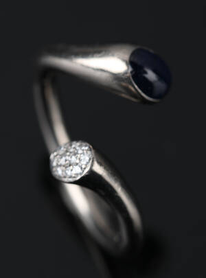 Georg Jensen. Carnival ring af 18 kt. hvidguld med safir og brillanter