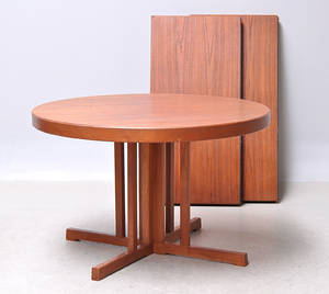 Johannes Andersen 1922-2003. Rundt spisebord i teak med to tillægsplader