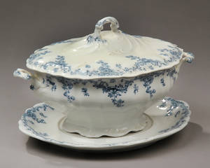 Engelsk fajance. Adelphi terrin med underfad 1800-tallets anden halvdel.
