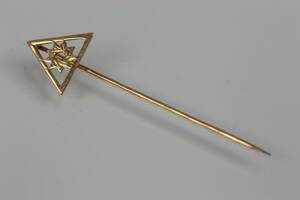 KRAVATTNÅLPINBROSCH, guld, 18 k, 1,1 g, Göteborg, 1921