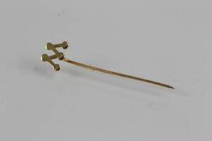 KRAVATTNÅLPINBROSCH, guld, 18 k, 0,6 g