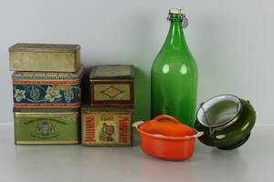 PLÅTBURKAR, 5 st, bl.a. Mazetti, gjutjärnsgryta, Bolinders, ampel samt glasflaska