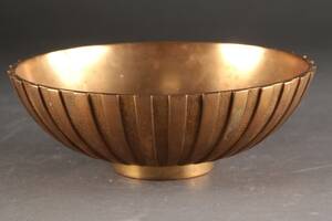 Tinos. Bronze fad med riflet korpus.