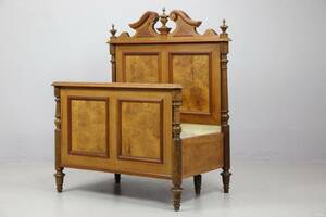 IMPERIALSÄNG, valnötsfanérad, nyrenässans, 1800-talets andra hälft