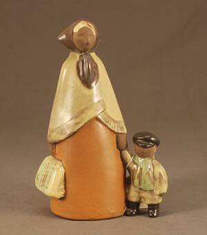 ELSI BOURELIUS FIGURIN KERAMIK AMERIKAFARARNA, JIE KERAMIK, 1900-TAL HÖ 24,5 CM