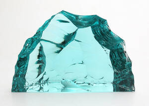 VICKE LINDSTRAND. SKULPTUR, glas, graverad isbjörn, underifrån, Kosta, signerad, 1900-tal.