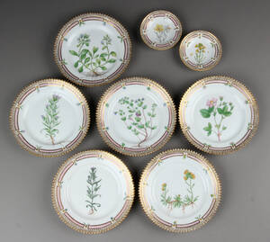 Royal Copenhagen, Flora Danica, kagetallerkener samt asietter af porcelæn 8