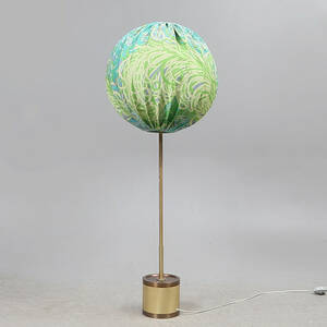 HANS AGNE JAKOBSSON. GOLVLAMPA, metalltextil, 1900-tal.