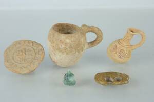 FIGURIN, Buddha, soapstone, samt föremål, lergods, bl.a. oblatstämpel