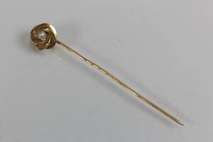 PINBROSCHKRAVATTNÅL med odlad pärla, guld, 18 k, ca 2,3 g