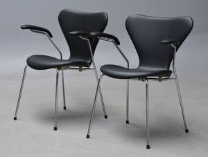 Arne Jacobsen. Par armstole Syveren, model 3207 i sort læder 2