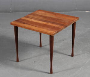 Hans C Andersen. Sidebord i massiv teak.