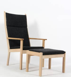 Hans J. Wegner. Højrygget lænestol af eg samt skammel, model GE-284A 2