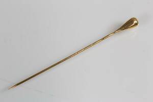 PINBROSCHKRAVATTNÅL, guld, 18 k, ca 0,7 g