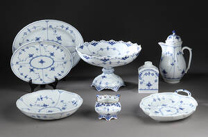 Royal Copenhagen. Musselmalet helblonde og riflet serveringsdele, bl.a. chokoladekande 1800-tallet, alle før 1935