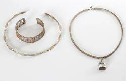 HALSSMYCKEN OCH ARMBAND, TRE ST