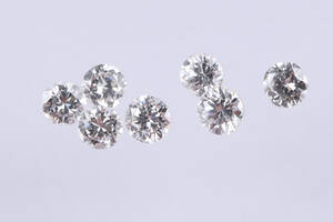7 uindfattede brillantslebne diamanter, i alt ca. 0.40 ct. ISI