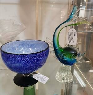 MURANO, FIGURIN I FORM AV FISK, ETIKETTMÄRKT, MURANO GLASS, HÖ 26 CM SAMT SKÅL PÅ FOT, GRÄNNA GLASBRUK, ETIKETTMÄRKT GRÄNNA SWEDEN, HÖ 13, DIAM 15 CM
