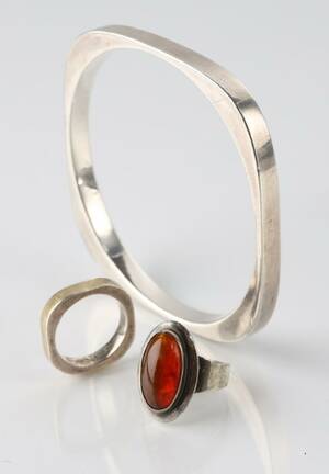 Firkantet armring og ring af sterlingsølv samt N.E. From, ring med cabochonsleben rav 3