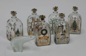 Holmegaard. Samling på seks juleflaskerkarafler, samt figur i glas7