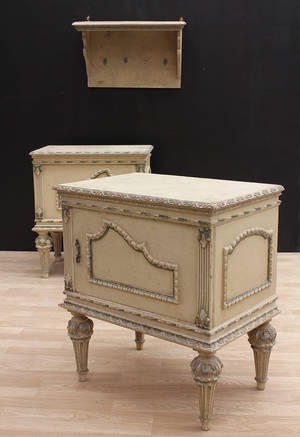 Nattduksbord, ett par, samt vägghylla, Louis XVI-stil. 3
