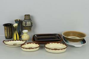 PARTI med servisdelar samt vaser, 5 st, bl.a. Höganäs, Gustavsberg, Gabriel