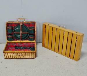Camping set samt picknickkorg, bord och 4 pallar, tallrik, mugg och bestick för 4 pers. 1900-talets andra hälft