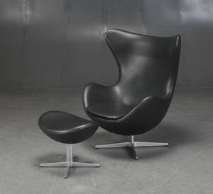 Arne Jacobsen. Lænestol Ægget med fodskammel, model 3316 og 3127 2