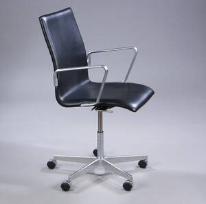 Arne Jacobsen. Oxford kontorstol, mellemhøj ryg, Red Label 2007