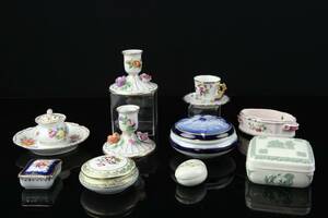 PARTI med ljusstakar, lockaskar, mockagods, cremekopp, bl.a. Limoges, Wedgewood England