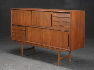 Dansk møbelproducnt. Høj skænk, teaktræ, 1960erne