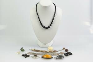 BROSCHER, 6 st, colliér, armband, 2 st, ringar, 3 st, bl.a. silver