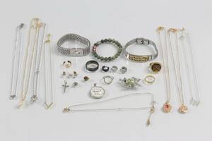 PARTI med smycken och bijouterier, bl.a. armband Edblad