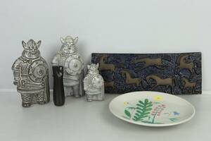 PARTI med figuriner, 3 st, väggplatts, fat, samt vas, Upsala-Ekeby, bl.a. Taisto Kaasinen