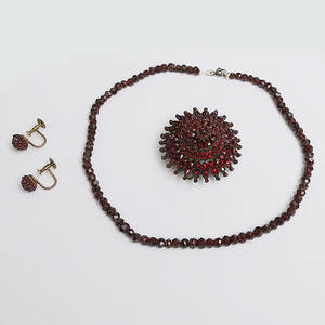 BROSCHHÄNGE, HALSBAND OCH ÖRHÄNGEN Silver m. Röda Granater, 18001900-tal.