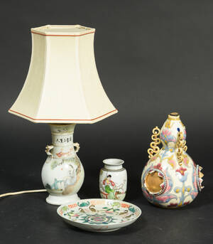 Kina Asien Kinesisk bordlampe, lille vase, fad og kalabasformet vase af porcelænr. 1800-tallet, Republik senere 4