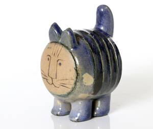LISA LARSON, FIGURIN
