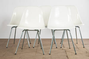 Charles Ray Eames, Satz von 5 Fiberglas Side Chairs 5 Diese Ware steht erneut zur Auktion unter der Warennummer 5166768