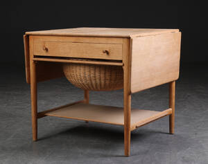 Hans J. Wegner. Sybord af massiv eg