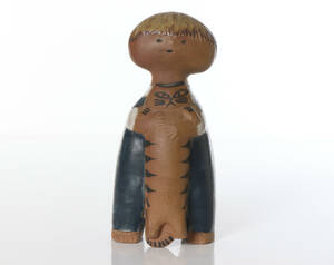 LISA LARSON, FIGURIN