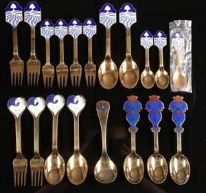 A. Michelsen samt Georg Jensen. Samling juleskeer, gafler samt årsgaffel af forgyldt sterlingsølv 19
